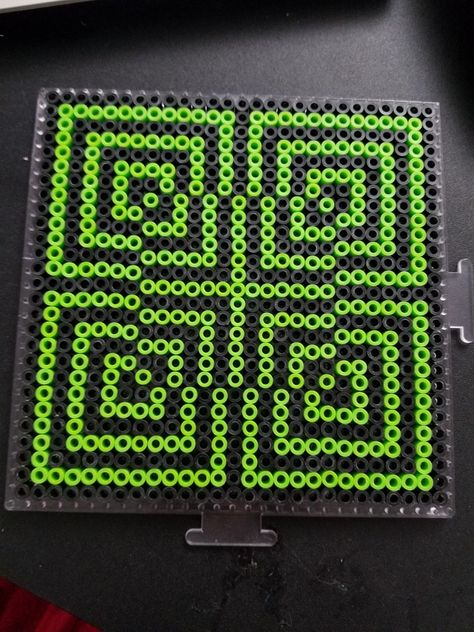 Black And White Perler Bead Patterns, Large Perler Bead Patterns, Ying Yang Perler Beads, Perler Bead Ying Yang, Optical Illusion Perler Bead Patterns, Perler Beads Coasters, Perler Bead Record Coasters, Pixel Creature, Perler Bead Optical Illusion