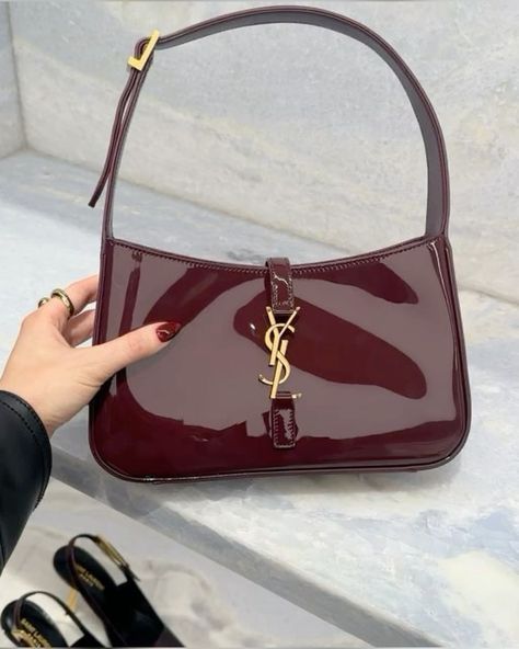 Sac Yves Saint Laurent Sac rouge vin Accessoire de luxe Mode élégante Sac YSL Cuir premium Style sophistiqué Sac intemporel Accessoire glamour A Woman, Saint Laurent, Purse, Red, Gold