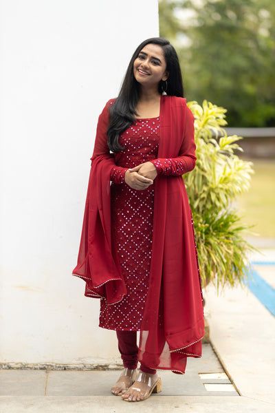 Maroon Kurti, Style Outfits Summer, Churidar Neck, Simple Kurti, Stylish Kurtis Design, Plastic Mirror, Churidar Designs, Anarkali Dress Pattern, Simple Kurta Designs