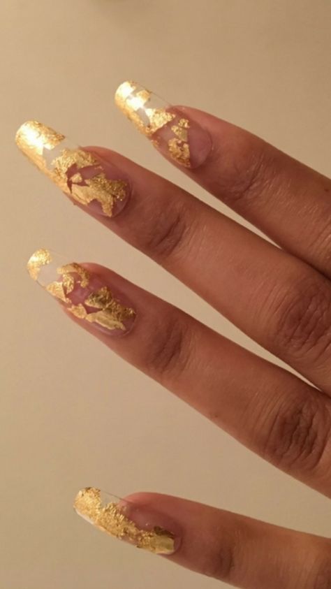 Leaf Design Nails, Nails Design Yellow, Nails Gold Leaf, Nail Art Ombre Glitter, Leaf Nail Design, Gold Leaf Nails, Metallic Gold Nails, Burgundy Acrylic Nails, Rose Quartz Nails