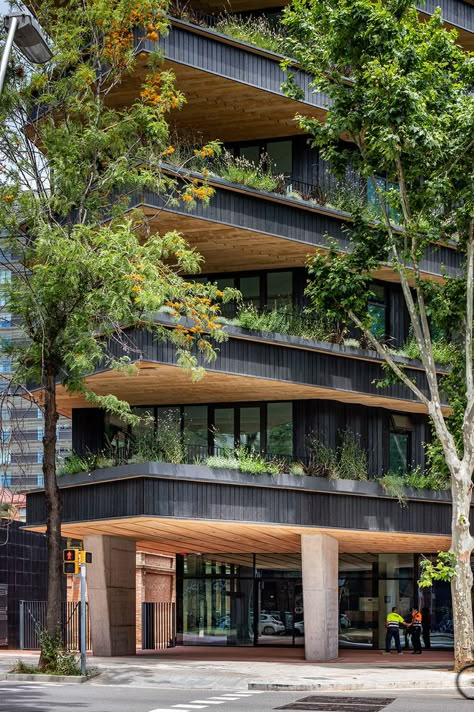 Green Architecture Design, Biophilic Facade Design, Green Apartment Building, Green Facade Design, Stereotomic Architecture, Urban Homes, Tropical Building, Green Building Architecture, Green Architect