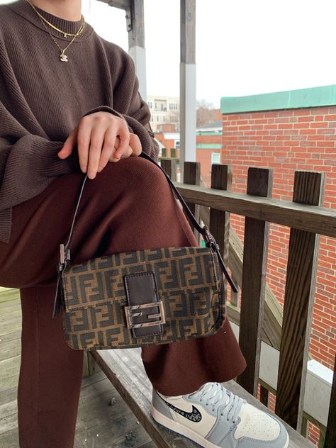 Brown Fendi Bag, Fendi Monogram Bag, Fendi Bag Outfit, Outfit Inspo Brown, Fendi Crossbody Bag, Vuitton Outfit, Crossbody Bag Outfit, Fendi Bag, Bag Outfit