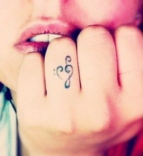 So cute! I love where it is! Love Music Tattoo, Tattoo Sonne, Halloweenský Makeup, Tattoo Diy, Ring Finger Tattoos, Unalome Tattoo, Music Tattoo Designs, Note Tattoo, Cool Small Tattoos