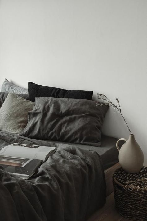 Men Duvet Cover, Charcoal Duvet Cover, Charcoal Grey Bedding Ideas, Dark Gray Comforter Bedroom, Bed Sheets Aesthetic Dark, Dark Sheets Bedroom, Black Linen Bedding, Dark Sheets Bedding, Dark Sheets Light Comforter