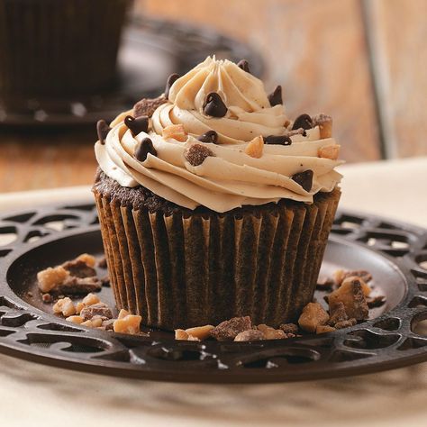 Toffee Mocha Cupcakes Toffee Cupcakes, Cake Mix Cupcakes, Mocha Cupcakes, Recipe Cake, Baking Cocoa, Chocolate Toffee, Birthday Cake Recipe, Cupcake Recipe, Yummy Cupcakes