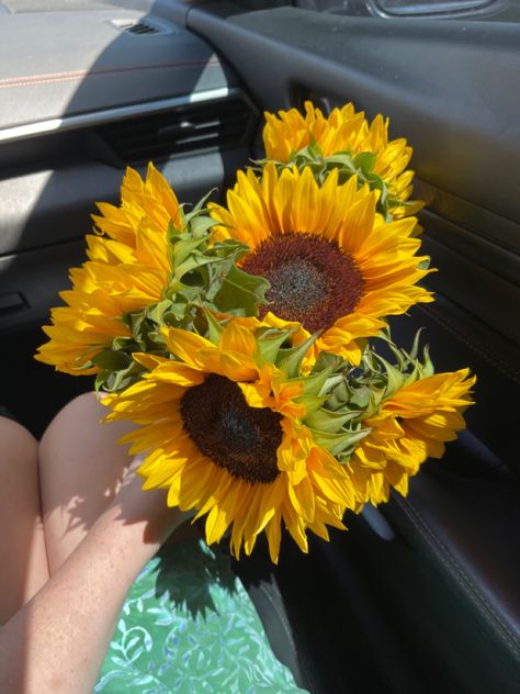 Girly dress flowers floral summer date boyfriend gift ideas aesthetic yellow bouquet Giving Flowers Aesthetic Couple, Sunflower Couple Aesthetic, Getting Flowers Aesthetic Couple, Flowers Aesthetic From Boyfriend, Girl Giving Flowers To Boyfriend, Yellow Bouquets, Summer Dates, Girly Dresses, Yellow Aesthetic