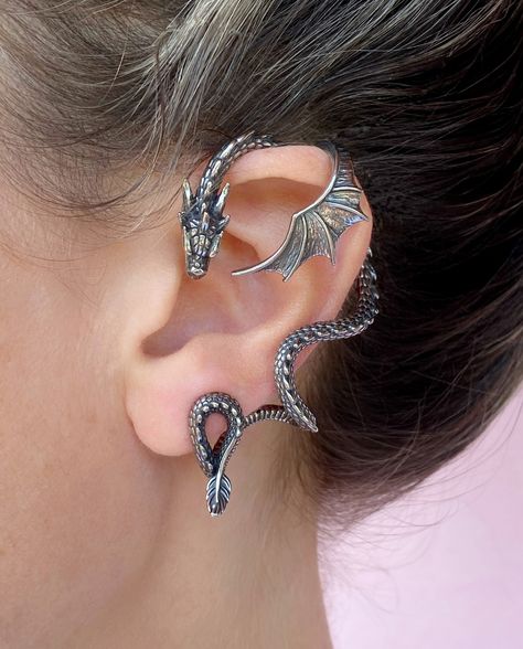 Dragon Jewelry Earrings, Silver Ear Cuff Earrings, Dragon Ear Cuffs, Climbing Earrings, Types Of Ear Piercings, Enchanted Jewelry, Cuff Earring, Dragon Earrings, Gothic Earrings