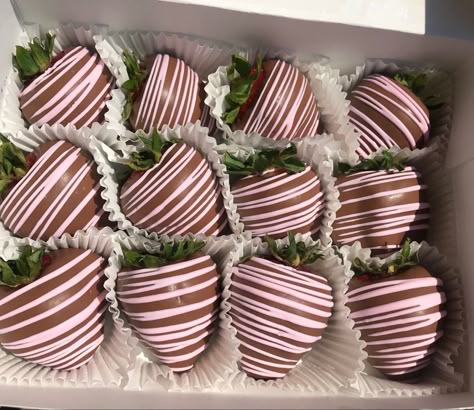 Valentine Chocolate Covered Strawberries, Chocolate Covered Desserts, Valentine Strawberries, Strawberry Box, Chocolate Covered Strawberry Recipe, Chocolate Covered Strawberries Bouquet, Strawberry Gifts, Chocolate Covered Fruit, Chocolate Covered Treats