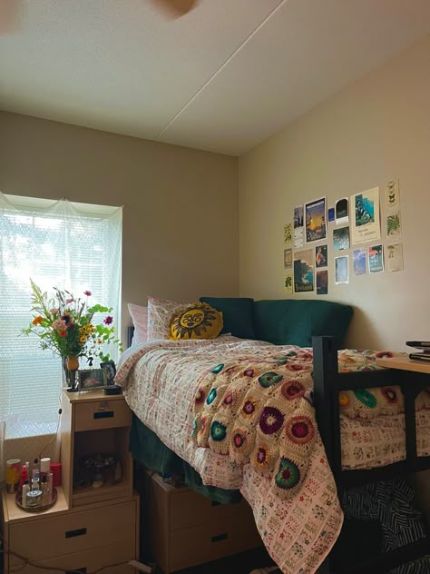 Twin Bed Dorm Room Ideas, Dorm Room With Futon, Eclectic Dorm Room, Dorm Room Rug, Dorm Planning, Dorm Vibes, Dorm Things, College Dorm Inspo, Dorm Room Layouts