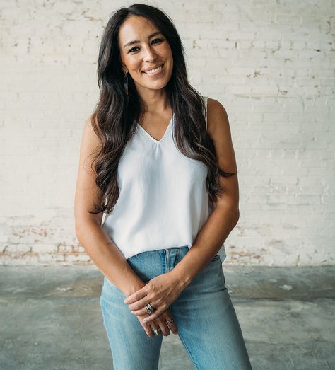 Joanna Gaines on Filming <i>Fixer Upper</i> Reboot with Chip for Magnolia Network: ‘We Were Rusty!’ Joanna Gaines Hair, Korean Beef Recipes, Chip And Joanna Gaines, Feel Younger, Joanna Gaines, Fixer Upper, Magnolia, Womens Hairstyles, Camisole Top