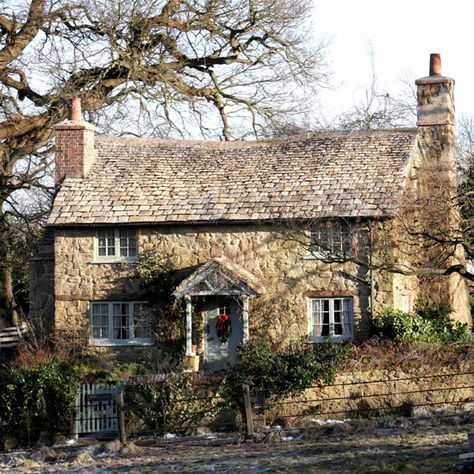 The real thing? This delightful cottage is actually a fake constructed for the film The Holiday. However the attractions of Surrey are very real for the directors who choose it as a location, including Steven Spielberg (for War Horse) Rex Features Cotswold Cottage Exterior, The Holiday Movie Cottage, The Holiday Movie House, Christmas Cottage Exterior, Exterior Stone Ideas, Rose Hill Cottage, Rosehill Cottage, Movie Houses, English Country Cottages