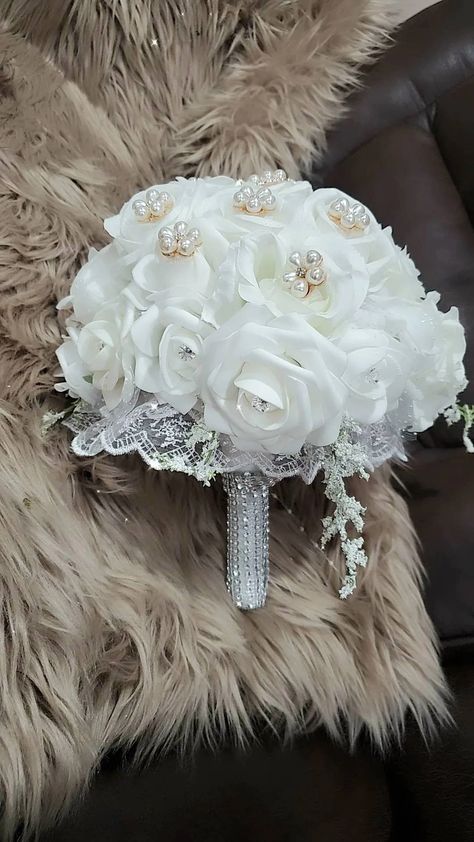 White Real Touch Faux Roses Bridal Bouquet White Wedding - Etsy Bouquet Of Flowers Quinceanera, Quince Ramos Natural, Fake White Rose Bouquet, Quinceanera Ramos Artificial, White Glitter Rose Bouquet, Roses Bridal Bouquet, Bridal Bouquet White, Wedding Roses, Rose Bridal Bouquet