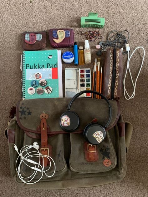 Whats In My Bag Artist, What’s In My Bag Grunge, School Supplies Grunge, Grunge Bag Aesthetic, Bag Tour Grunge, Whats In My Bag Grunge, Aesthetic Backpack Grunge, Whats In My Messenger Bag, School Aesthetic Grunge