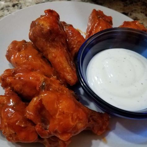 Hot Wing Recipe, Hot Wing Sauces, Crispy Baked Chicken Wings, Frozen Chicken Wings, Cooking Frozen Chicken, Crispy Chicken Wings, Buffalo Chicken Wings, Crispy Baked Chicken, Baked Chicken Wings