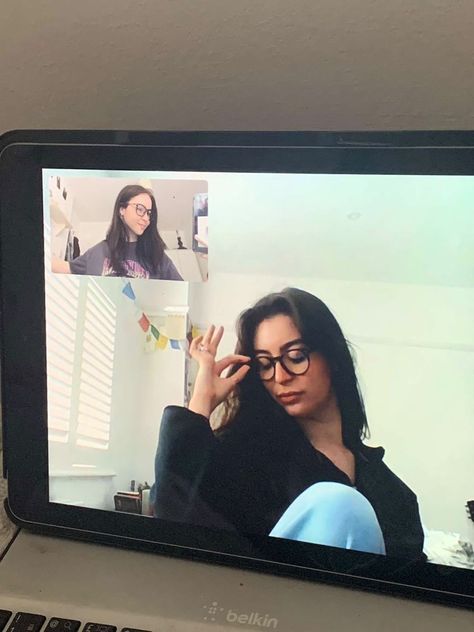 Facetiming Friends Aesthetic, Study Dates With Friends, Facetime Friends Aesthetic, Study With Friends Aesthetic, Long Distance Friendship Photo Ideas, Long Distance Friendship Aesthetic, Facetime Screenshots, Online Best Friends, Lyra Core