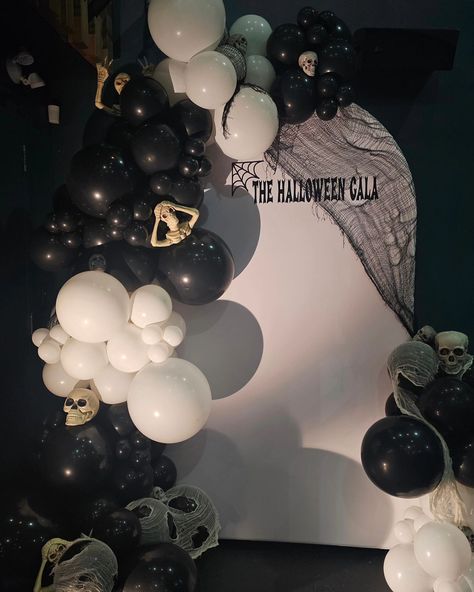 Ohhhhh, such a fun & spooky setup for the @fiercedanceprograms this weekend. Swipe to see how lighting changes the effect. Venue: @majestictheatrest.johns Balloons: @tuftexballoons #Halloween #halloweengala #tuftexballoons #balloondecore #halloweenballoons #blackandwhiteballoons #spooky #dance #yyt Halloween Balloons Decorations, Black And White Balloons, 2024 Halloween, Halloween Balloons, Balloon Decorations, This Weekend, Halloween Party, Balloons, Halloween