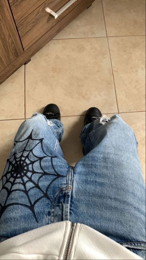 Customized Jeans Ideas, Jeans Design Ideas, Art On Jeans, Drawing On Jeans, Jean Painting Ideas, Art On Pants, Custom Jeans Diy, Custom Streetwear, Custom Jean