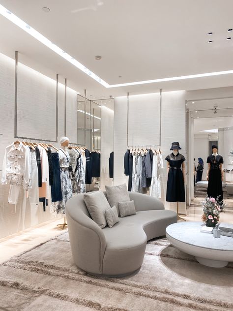 Luxury Boutique Interior, Fashion Retail Interior, Clothing Boutique Interior, Bridal Boutique Interior, Luxury Retail Store, Ruangan Studio, Dior Outfit, Contemporary Office Design, Interior Simple