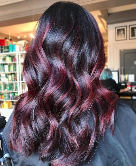 Cranberry hair color is trending just in time for the holidays. The maroon hue resembles the dark red, almost-magenta color of Thanksgiving-favorite side dish, cranberry sauce. Cranberry Hair, Pelo Color Vino, New Hair Color Trends, Trendy We Fryzurach, Plum Hair, Wine Hair, Hair Color Burgundy, Pretty Hair Color, Burgundy Hair