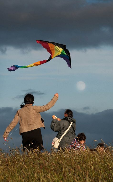 A family outing with a colorful Delta kite. Looks like a medium sized craft which an adult wouldn't be too embarrassed to fly. T.P. (my-best-kite.com) "Art4Ü Celebration of the Sky 2013" Cropped from a photo by Steve on Flickr. Kite Aesthetics, Photography Nostalgia, Delta Kite, Flying A Kite, Flying Kite, Flying Kites, Childhood Photography, Human Element, The Kite Runner