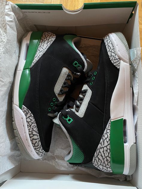 J3 Shoes, Pine Green 3s, Jordan Shoes Men, Women Nike Shoes, Shoes Air Max, Nike Shoes Air, Pretty Sneakers, New Jordans Shoes, Trendy Shoes Sneakers