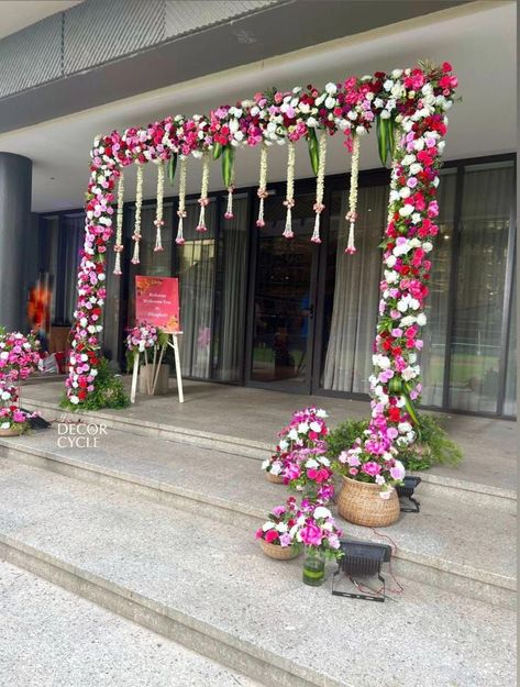 Wedding Gate Design, Gate Decorations Wedding, Gate Decoration With Flowers, Gate Decor Ideas Outdoor, Entry Gate Decoration Wedding, Wedding Gate Decoration, Cheap Fence Ideas, Casual Wedding Decor, Decoration With Flowers