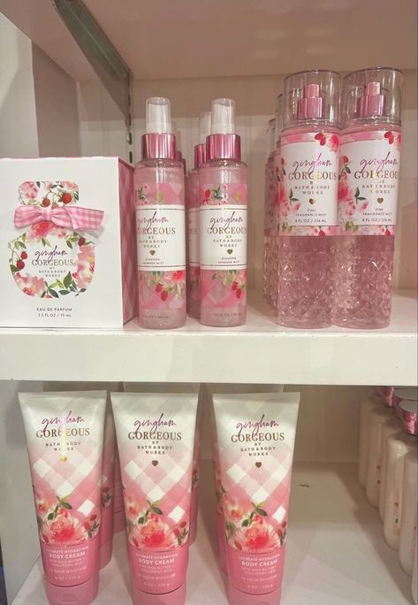 Strawberry Perfume, Scents Perfume, Her Perfume, Perfume Aesthetic, Fragrance Lab, Bath N Body Works, Perfume Organization, Perfume Floral, Body Hygiene