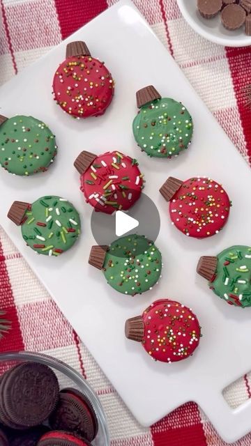 Melissa Johnson on Instagram: "OREO ORNAMENT COOKIES ✨ Make the Cutest Christmas Cookies. Dip Oreo cookies in your favorite colored candy melts, then top them off with a mini Reese’s peanut butter cup. ✨ Sprinkle your favorite festive sprinkles for an extra touch of holiday cheer! These adorable treats are perfect for making with the kids and are sure to be a hit at your Christmas party. #christmastreats #dessert #oreos #christmas" Christmas Chocolate Oreos, Dipped Oreos Christmas, Christmas Oreos, Decorated Oreos, Christmas Candy Crafts, Christmas Dip, Oreo Cookies Dipped, Reese's Peanut Butter Cup, Cute Christmas Cookies