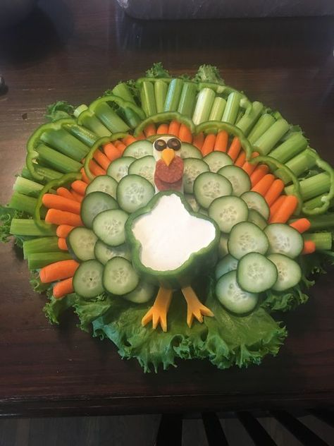 Thanksgiving Veggie Platter, Veggie Tray Thanksgiving, Thanksgiving Vegetable Tray, Turkey Vegetable Tray, Thanksgiving Veggie Tray, Easy Thanksgiving Appetizers, Turkey Veggie Tray, Thanksgiving Veggies, Thanksgiving Food Crafts