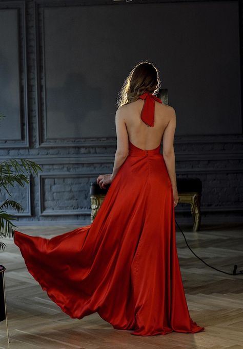 Halter Top Dress Formal, Silk Red Dress, Reception Dress Long, Red Fancy Dress, Elegant Red Dress, Silk Prom Dress, Wedding Gowns Online, Night Gallery, Silk Evening Dress