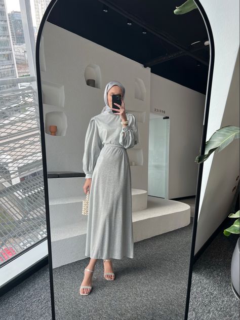 Muslim Graduation Outfit, Simple Engagement Dress, Elegant Silk Dresses, Kebaya Modern Dress, Estilo Hijab, Street Hijab Fashion, Stylish Hijab, Hijab Fashionista, Makeup Lips