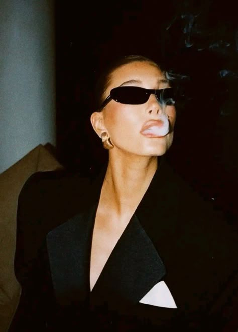 Black Blazer Hailey Bieber, Hailey Bieber Oversized Blazer, Hailey Bieber Black Blazer, Hailey Bieber Photoshoot, Hailey Bieber Blazer, Hailey Bieber Aesthetic, Small Oval Sunglasses, Model Aesthetic, Hailey Baldwin