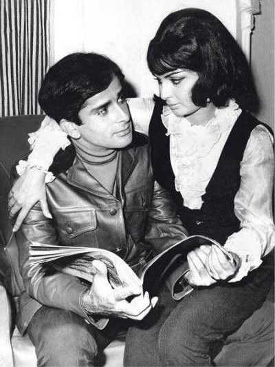 Rakhee.... Shashi Kapoor... Sharmeelee Vintage Asian Fashion, Shashi Kapoor, Bollywood Retro, Bollywood Pictures, Retro Bollywood, Unique Photos, Vintage India, Gold Theme, Vintage Bollywood