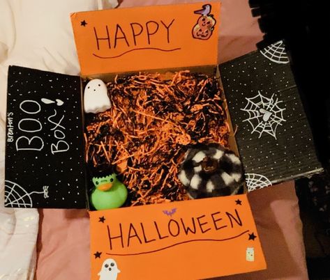 Halloween Boxes Gift, Spooky Box Ideas, Halloween Box Ideas, Boo Box Ideas, Halloween Treat Baskets, Spooky Basket, Boo Board, Halloween Box, Treat Basket