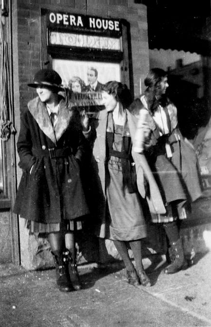 [Photo Source] Love these fashionable ladies loitering outside the opera house! 1920s Aesthetic, Style Année 20, Harry Clarke, Vintage Street Fashion, Vintage Street Style, A Night At The Opera, Unique Food, Three Women, Flapper Girl