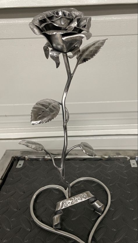 Aesthetic Welding Projects, Welding Metal Flowers, Welded Rose Metal Flowers, Rose Welding Art, Welding Project For Girlfriend, Metal Roses Diy, Welding Projects Flowers, Flower Welding Projects, Welding Projects For Girlfriend