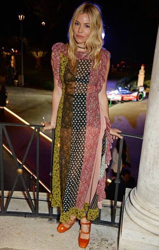 Sienna Miller Style, Saturday Outfit, Mode Hippie, Sheer Gown, Formula E, Sienna Miller, Cooler Look, Patterned Dress, Style Crush