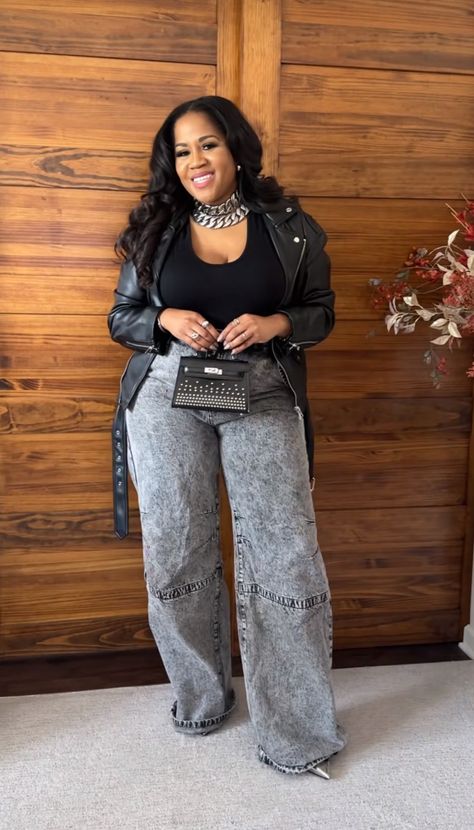 Overlay Boots Outfit Black Women, Leather Pant Date Night Outfit, Leather Pants Outfits Black Women, Winter Graphic Tee Outfit, Chill Night Out Outfit, Football Game Outfit Black Women, Mexico Outfits Rancho, Outfit With Black Jeans, Black Jeans Outfit Winter