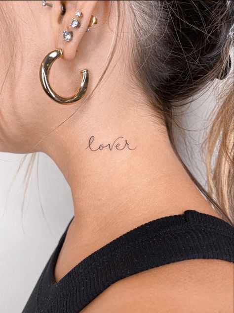 Lover. Fine line tattoo. Neck tattoo. Hailey Beiber Tattoos, Hailey Bieber Tattoo, Lover Hailey Bieber Tattoo, Hailey Bieber Tats, Hailey Bieber Heart Tattoo, Lover Tattoo Hailey Bieber, Hailey Bieber Lover Tattoo, Hailey Beiber Tattoo Hands, Haily Biber Tatoos