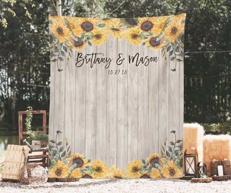 Rustic Wedding Backdrop, Sunflower Weddings, Wedding Decor Country, Barn Wedding Decor, Country Wedding Decor, Country Wedding Pictures, Wedding Arbor Rustic, Country Wedding Reception, Sunflower Wedding Decorations