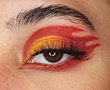 Red Eye Makeup Hooded Eyes, Flame Eye Makeup, Flame Makeup, Fire Eyeshadow, Red Eyeshadow Look, Eyeshadow Designs, Lighting Mcqueen, Red Eye Makeup, Red Eyeshadow