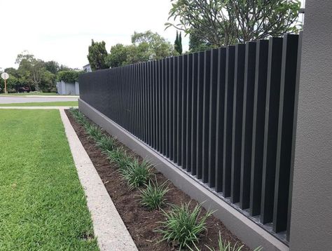 Fence Modern, Black And White Fence, Modern Fencing Ideas, Fence Design Modern Steel, Modern Garden Fence, Exterior Fence Wall Design, Metal Fence Design Modern, Modern Metal Fence, Modern House Fence