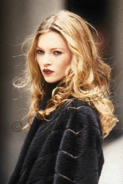 Kate Moss Hair, Kate Mess, Supermodel Body, Kate Moss 90s, Hairstyle Examples, Look Grunge, Queen Kate, Anna Karina, 90s Model