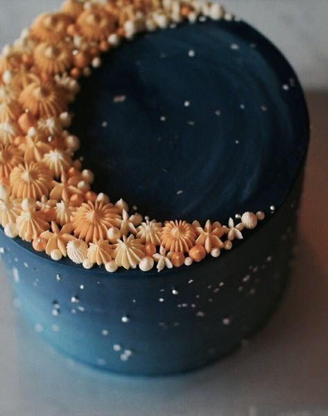 Celestial Wedding Cupcakes, Zodiac Sign Cupcakes, Moon And Stars Desserts, Aquarius Cake Birthdays Aesthetic, Celestial Party Ideas, Celestial Dessert Table, Celestial Party Food, Space Themed Cakes, Moon Themed Food