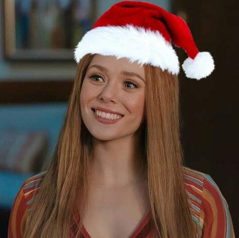 Elizabeth Olsen Christmas, Wanda Maximoff Wallpaper, Marvel Christmas, Dr Ideas, Icons Marvel, Avengers Characters, Lizzie Olsen, Elizabeth Olsen Scarlet Witch, Scarlet Witch Marvel