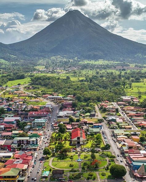 La Fortuna and Arenal Volcano, Costa Rica. Read our favorite things to do here: https://mytanfeet.com/activities/things-to-do-in-la-fortuna-and-arenal/  #CostaRica #lafortuna #arenal  photo by Mytanfeet do not use without permission. Costa Rica With Kids, Fortuna Costa Rica, Trip To La, Central America Destinations, Things To Do In La, Cahuita, Living In Costa Rica, Natural Hot Springs, Costa Rica Beaches