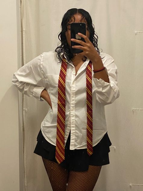 A women takes a mirror selfie of her Halloween costume. She is dressed as a Gryffindor student from Harry Potter. Halloween Student Costume, Harry Potter Costume Black Women, Hermione Costume Diy, Women Harry Potter Costume, Harry Potter Costume Aesthetic, Gryffindor Costume Women, Female Harry Potter Costume, Student Halloween Costumes, Harry Potter Womens Costume