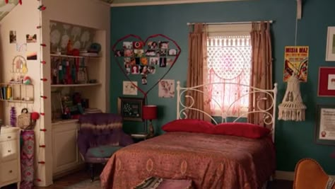 2000s Teen Bedroom, 1990s Bedroom, Shifting Room, Never I Have Ever, Movie Bedroom, Movie Rooms, 90s House, Neon Room, Never Have I Ever