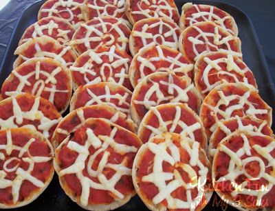 Spider Man Party with lots of fun Spiderman Fun Food Ideas! - Kitchen Fun With My 3 Sons Spidey Snacks, Spiderman Pizza, Pizza Sause, Olive Spiders, Birthday Party Man, Spiderman Birthday Party Food, Superhero Birthday Party Food, Superhero Snacks, Superhero Week