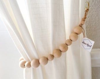 Window Treatments Farmhouse, Cortina Boho, Rideaux Boho, Cortinas Boho, Bead Curtain, Wood Curtain, Curtain Holdbacks, Bead Crafts Diy, Tab Curtains